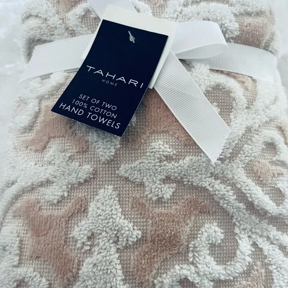 TAHARI Blush Pink Fleur De Lis Textured Hand Towels~Set Of 2~ Gorgeous~NWT - Picture 3 of 5